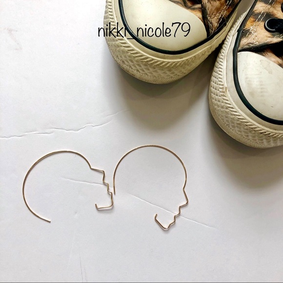 {bnib} Wire Gold Tone Human Face Earrings - Picture 2 of 2
